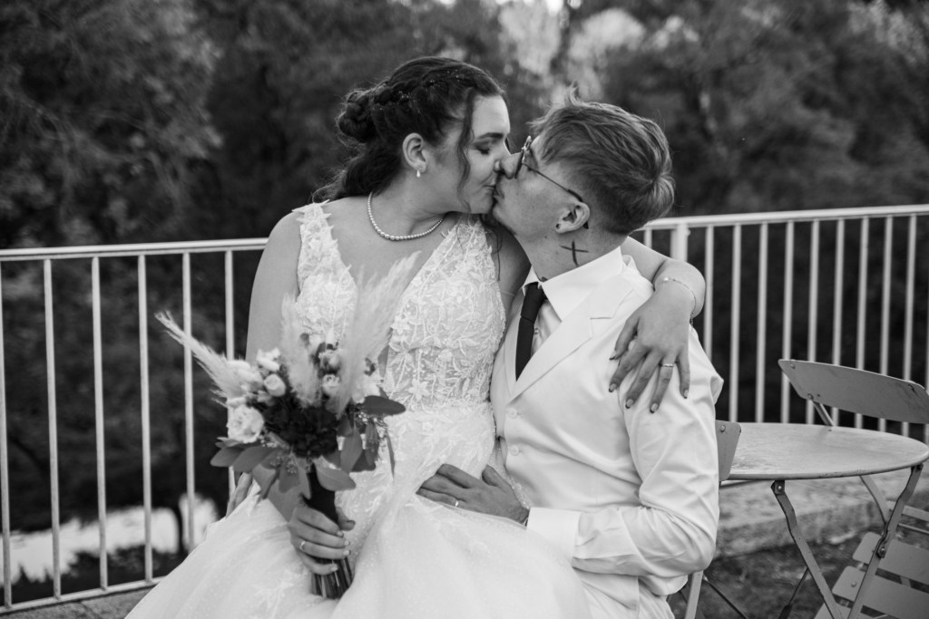 Échange de regards pendant le mariage