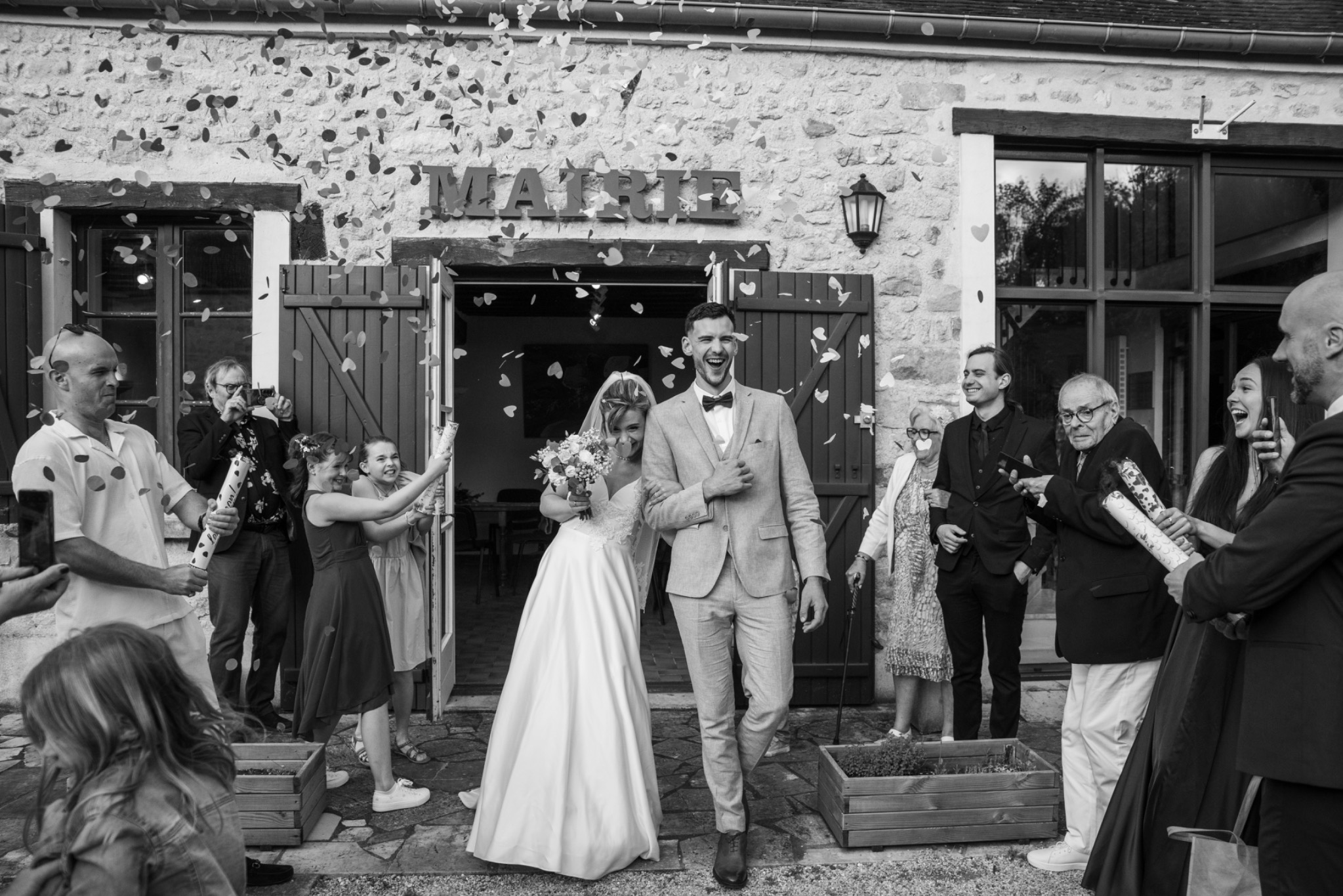 Sortie des mariés sous les confettis
